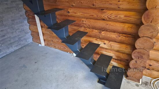 Kāpnes ar centrālo balstu KD0001